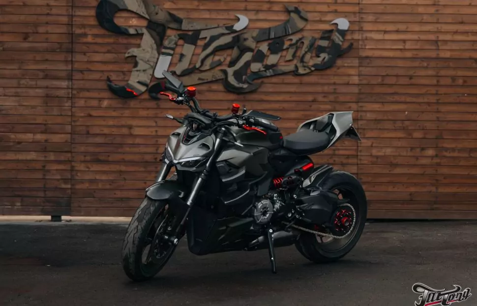 Когда детали решают все! Окрасили элементы Ducati Streetfighter V2 в черный мат и суппорта в красный кэнди